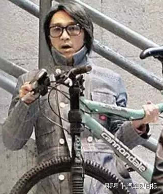 身价上亿，不爱宝马豪车，独爱自行车，星爷比窦唯还低调