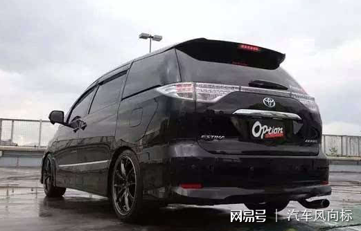 身价上亿，不爱宝马豪车，独爱自行车，星爷比窦唯还低调