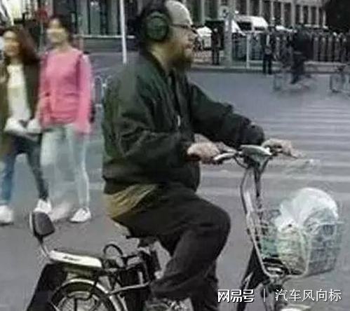 身价上亿，不爱宝马豪车，独爱自行车，星爷比窦唯还低调