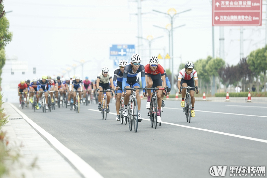 古城首迎新赛 老马又焕青春 环青海湖联赛洛阳万安山站