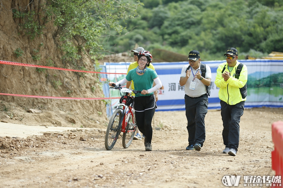 古城首迎新赛 老马又焕青春 环青海湖联赛洛阳万安山站