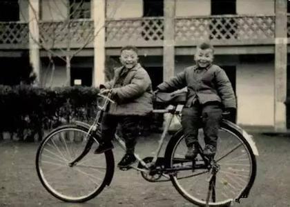 老辈人骑自行车总是滑两步再跨上 你知道原因吗