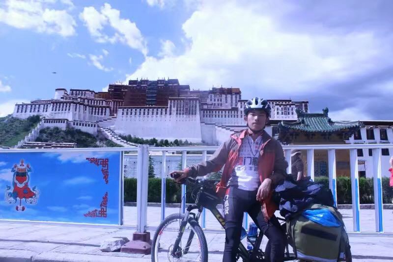 90后小生特别的毕业照：我和我的单车毕业啦！