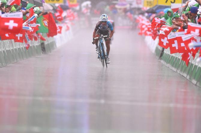 环瑞士S6：波佐维沃雨中夺冠 黄衫加身