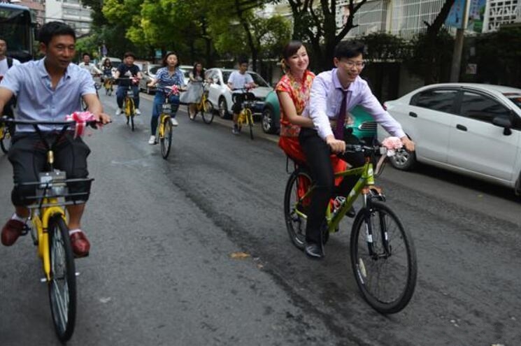 贵阳一对新人骑着共享单车结婚