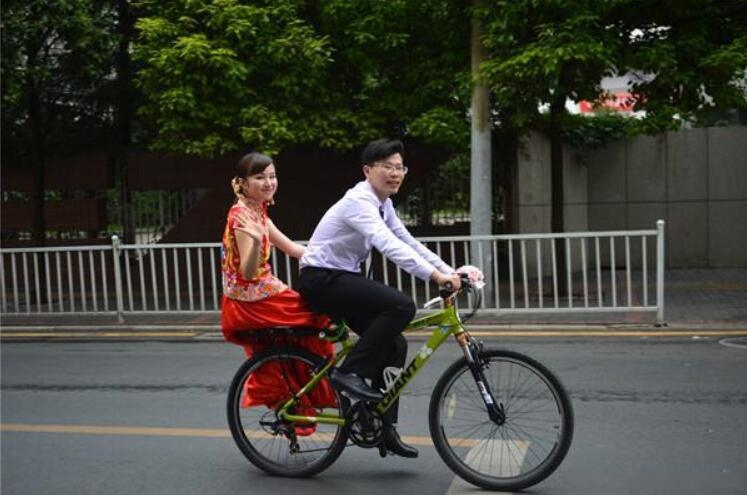贵阳一对新人骑着共享单车结婚