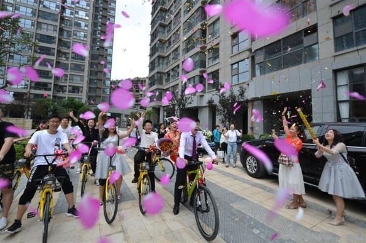 贵阳一对新人骑着共享单车结婚