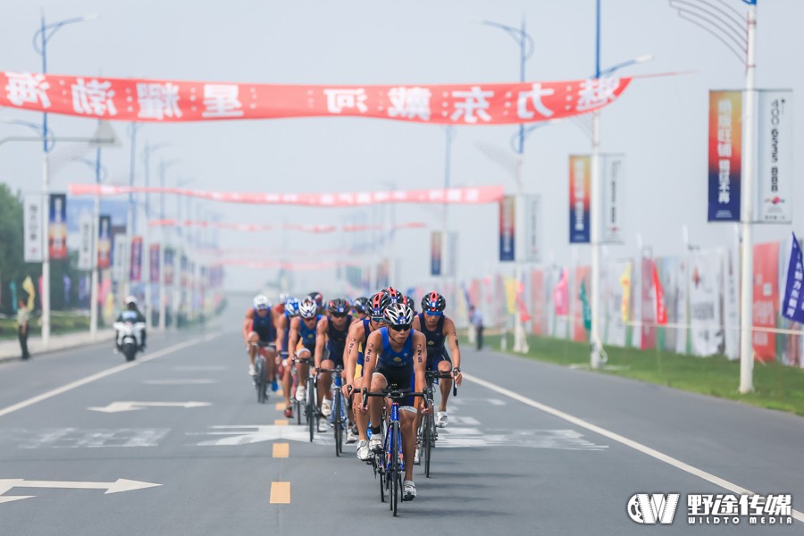 中国铁三联赛东戴河站 业余职业首次同台 巴斯直通全运会