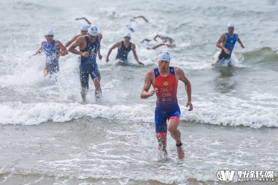 中国铁三联赛东戴河站 业余职业首次同台 巴斯直通全运会