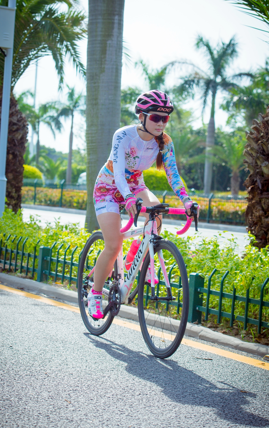 Hi！女神｜單車戀人妮妮：就愛(ài)騎車拍美照 非議由它去