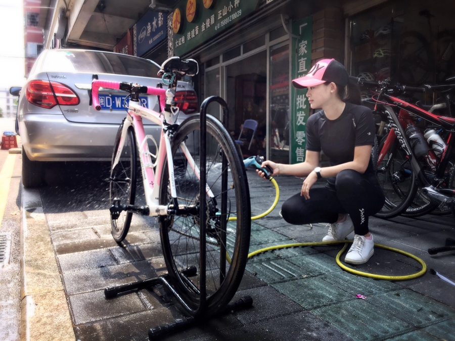 Hi！女神｜單車戀人妮妮：就愛(ài)騎車拍美照 非議由它去