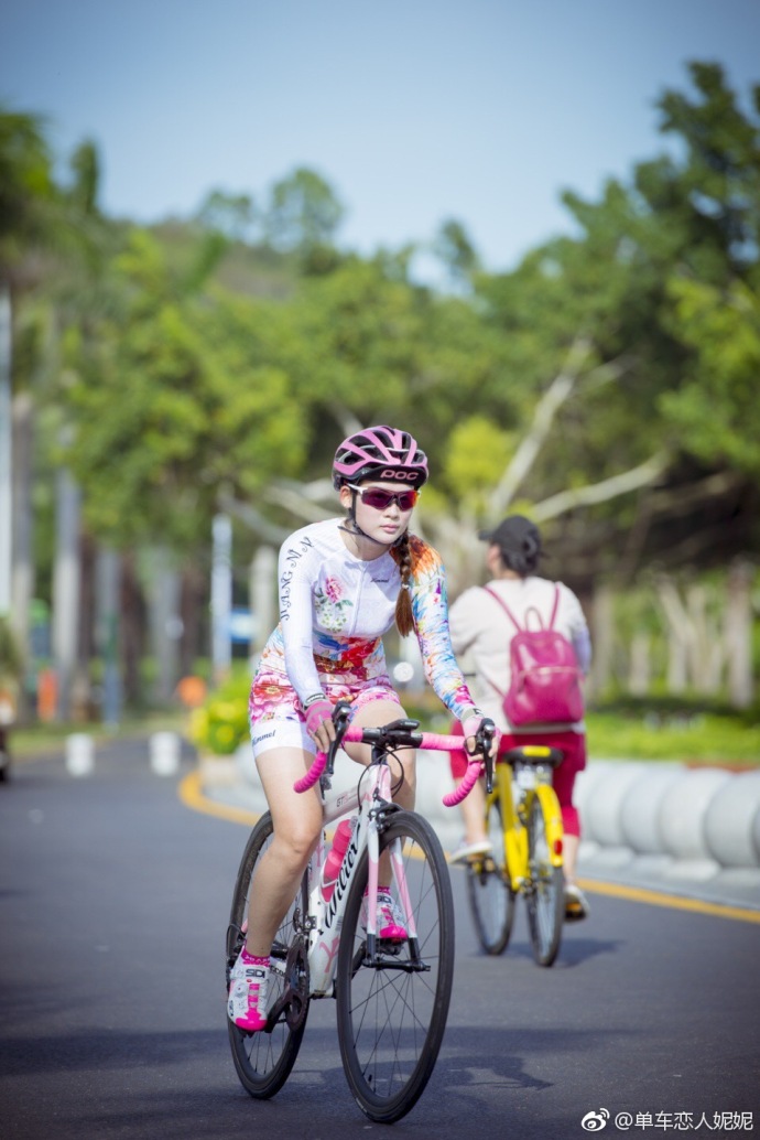 Hi！女神｜單車戀人妮妮：就愛(ài)騎車拍美照 非議由它去