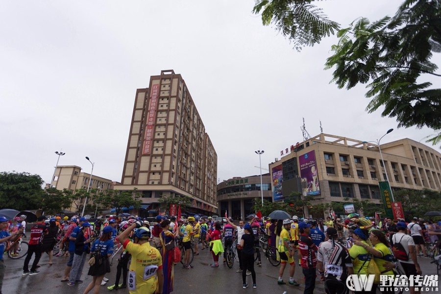 車輪跨越兩國  2017中越“兩國一賽道”自行車賽落幕