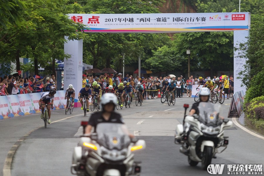 車輪跨越兩國  2017中越“兩國一賽道”自行車賽落幕
