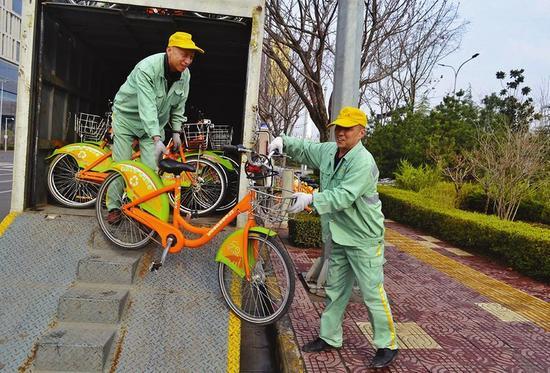 扬州公共自行车调运员：一天最少搬160辆公共自行车