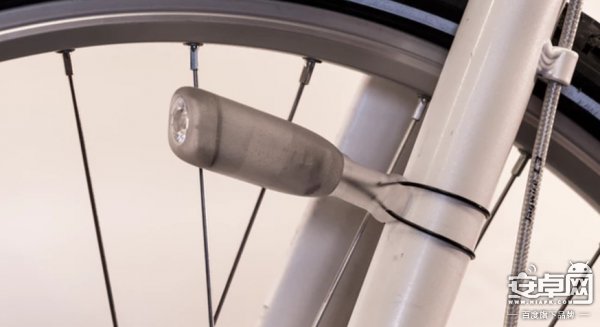 丹麦自行车车灯新发明 磁铁供电 无电池