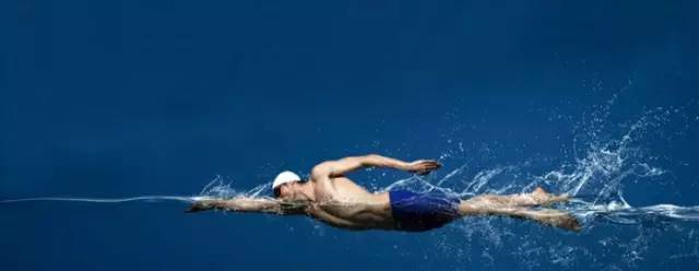 游泳中怎么练习身体平衡？