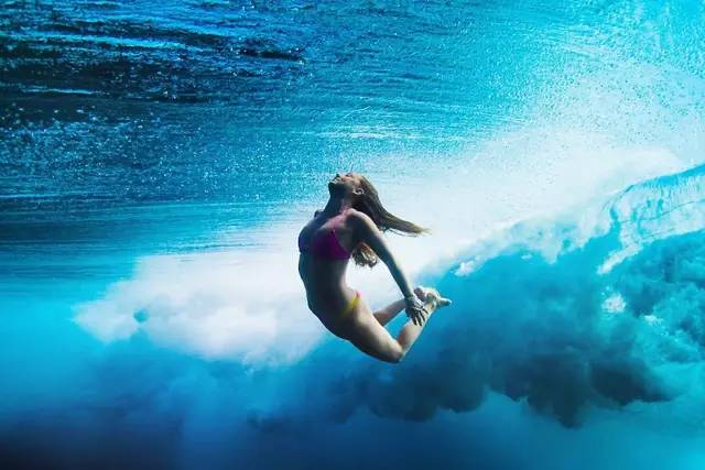 游泳中怎么练习身体平衡？