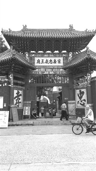 南阳两名大学生自行车上的暑假 丰富多彩充满挑战