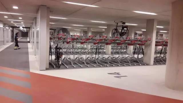 用导航搜车 荷兰试营业全球最大自行车停车场