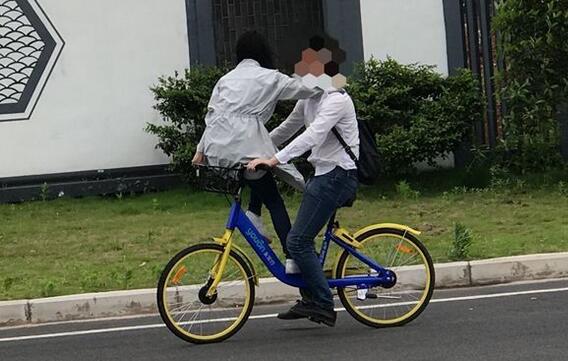 情侣骑车接吻摔断6颗牙 秀恩爱骑一辆车女坐车杠
