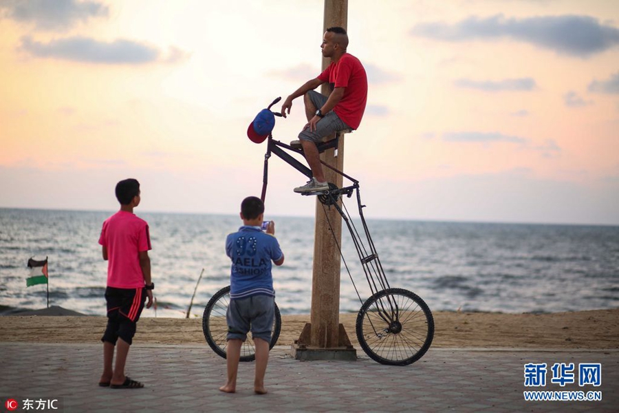 实在是高！巴勒斯坦男子自制2米高自行车