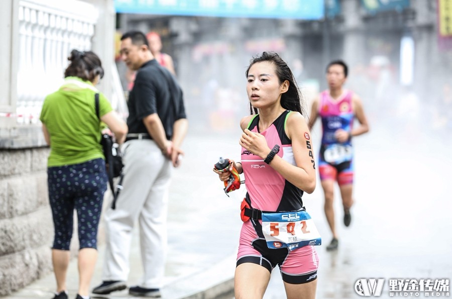 中国铁三联赛重庆荣昌站 大师组冠军任荣昌体育形象大使