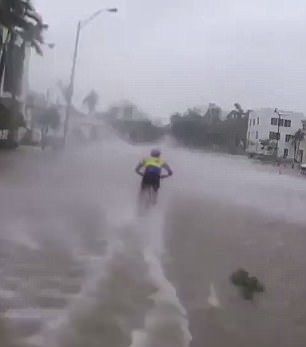 疯狂！美自行车骑手飓风中高速飙车引发热议