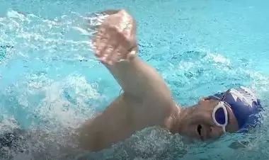 铁三自由泳呼吸技巧-像大力水手一样呼吸！