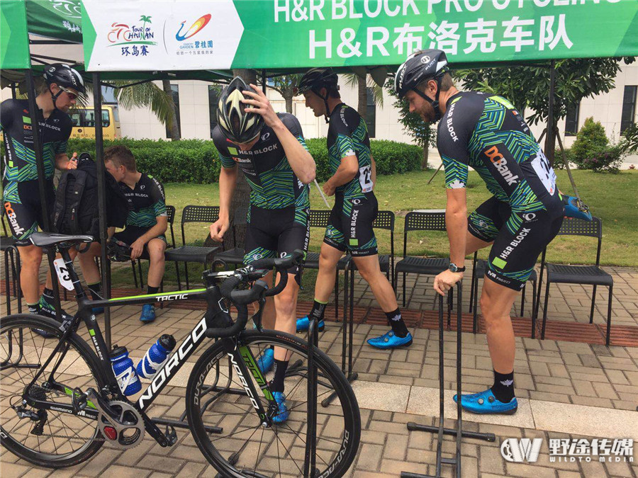 环岛赛｜穿西装上战场的车队经理 1人顶起一场比赛