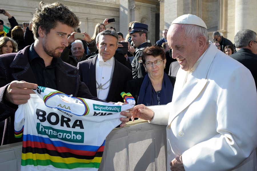 萨甘受邀拜访教皇 送定制彩虹衫和自行车