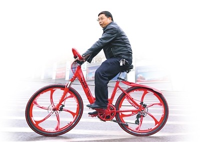 360度骑车！男子发明“任意踩”自行车