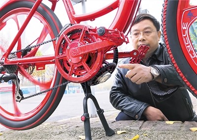 360度骑车！男子发明“任意踩”自行车