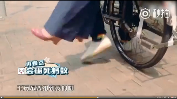 陈伟霆骑车带小S超温馨谁知竟是用脚在移动