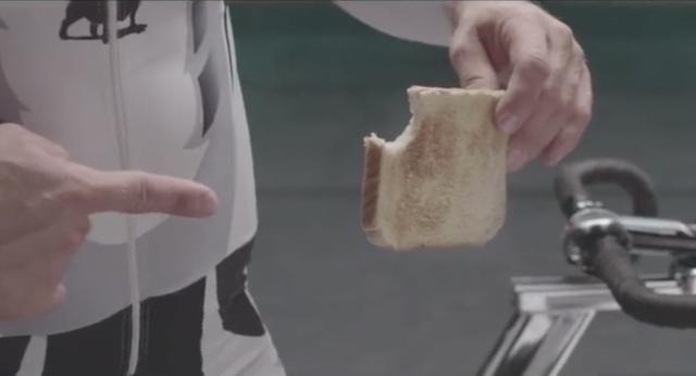 自行车奥运冠军“铁腿”带动发电机烤熟面包