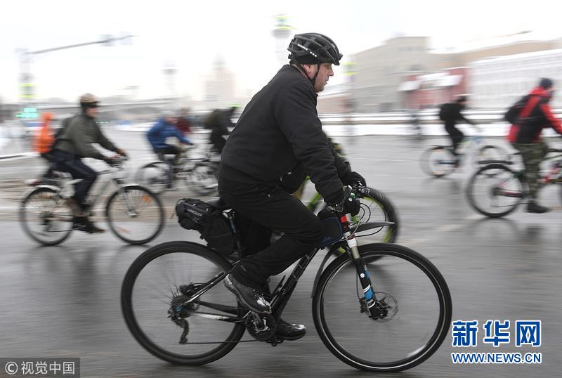 冬日莫斯科  俄民众参加自行车骑行活动