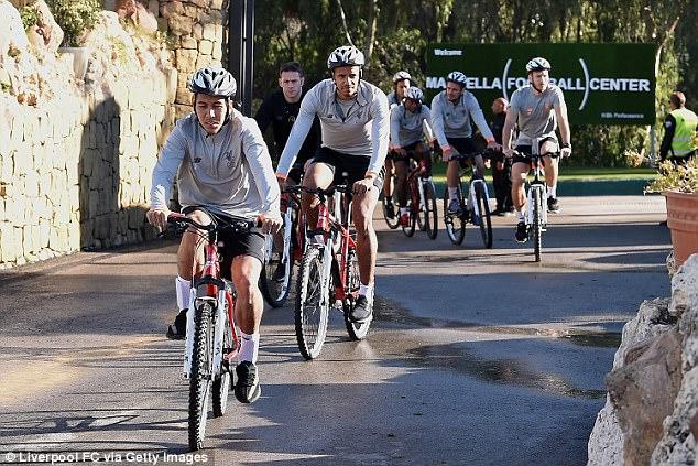 利物浦西班牙集训，球员们骑自行车吃自助餐