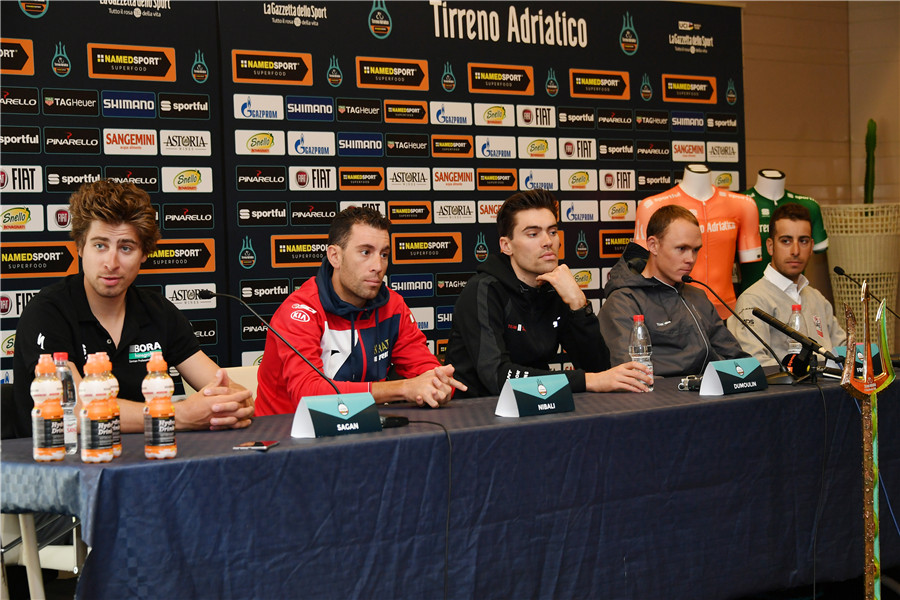 双海赛车手见面会：萨甘发型又有变 木兰身体抱恙