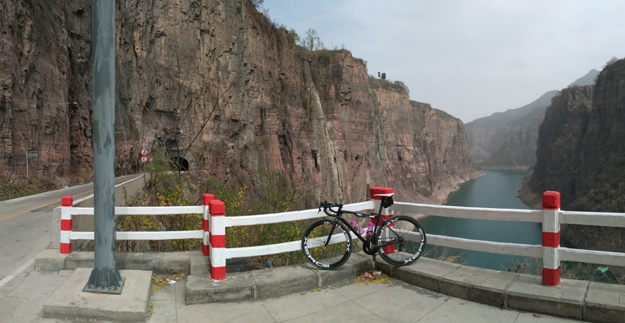 胖强寻山记｜绝壁骑行  穿越不一样的挂壁公路