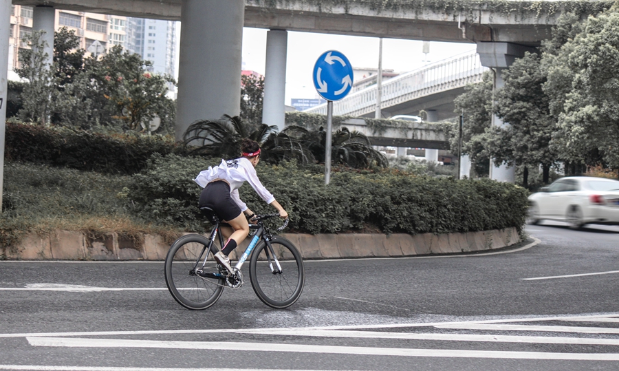 Hi！女神｜死飞女神进击公路赛场   元气大欣了解一下！