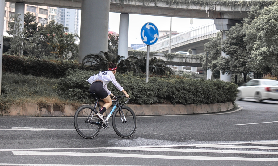 Hi！女神｜死飞女神进击公路赛场   元气大欣了解一下！