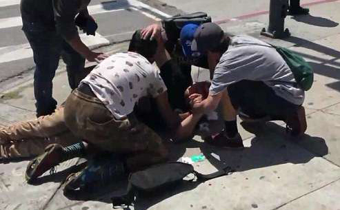 美国骑行者路口抗议朋友被撞身亡 一人再次被车撞伤