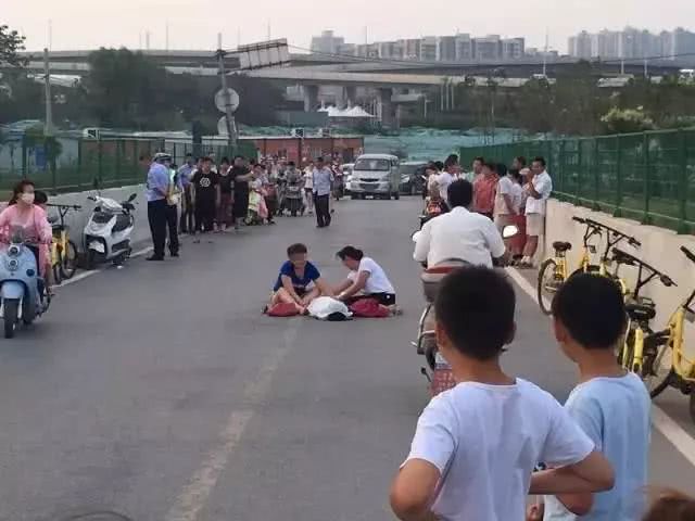 悲剧！云南一大学生骑车摔倒身亡 下坡路段刹车不及 头着地…
