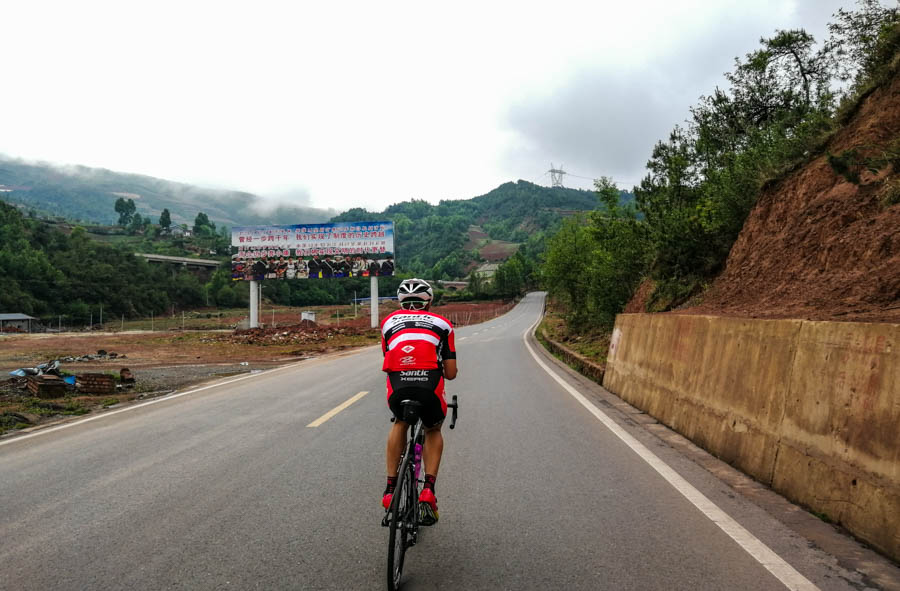 胖强寻山记｜骑行大美凉山  醉赏杜鹃花海  品味彝族风情