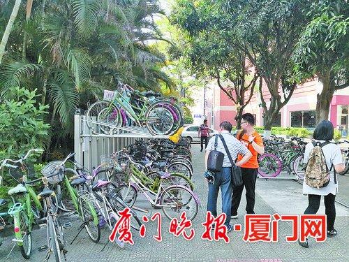 立体自行车停车架在厦大试点投放 游客频频称奇