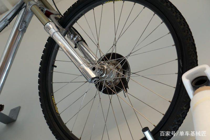 自行车刹车演变：最早的刹车竟然是勺子，1920年进化到倒闸花鼓