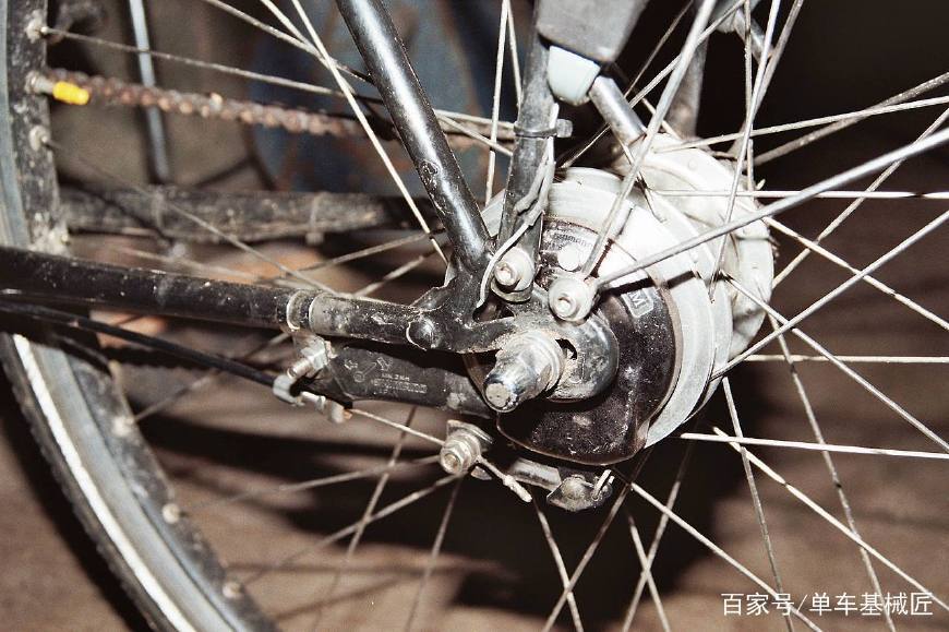 自行车刹车演变：最早的刹车竟然是勺子，1920年进化到倒闸花鼓