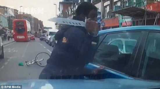 伦敦街头遭遇路怒 骑车男子挥舞10英寸大刀砍人