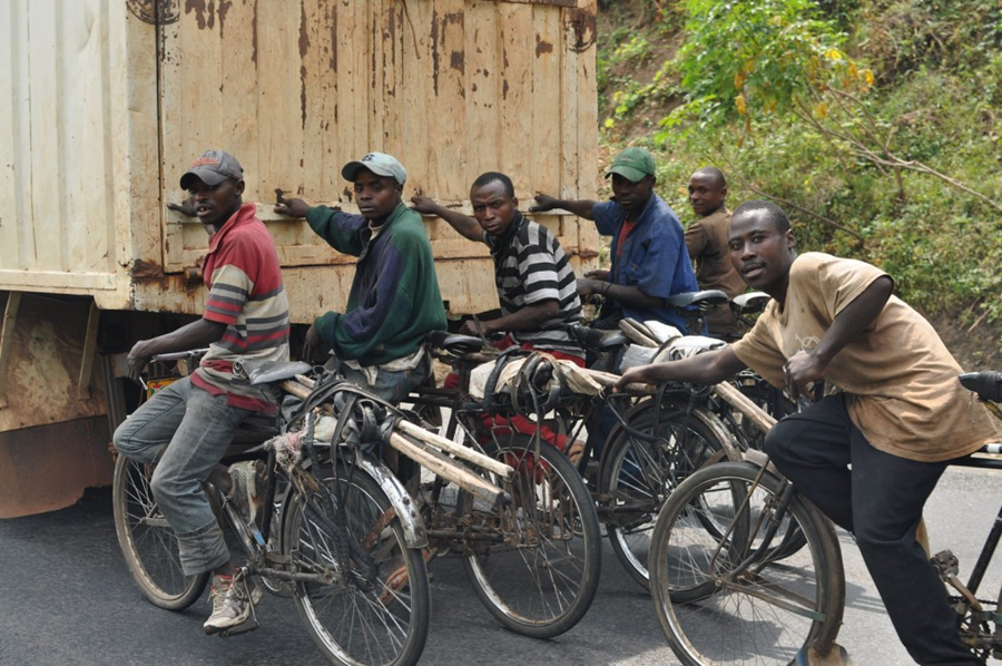 非洲小伙骑中国自行车创业运送香蕉，养家糊口就靠这一辆车