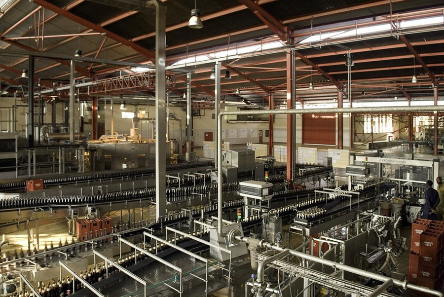 非洲小伙骑中国自行车创业运送香蕉，养家糊口就靠这一辆车